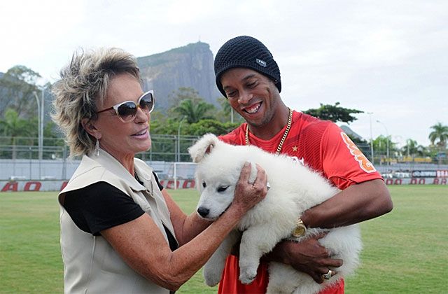 Ana Maria Braga átadja Ronaldinhónak a hófehér kuvaszt (Fotó: flamengo.com.br)