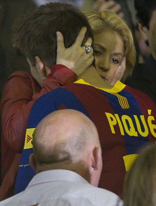 Shakira vigasztal (forrás: lavozlibre.com)