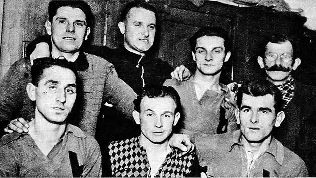 A csapat oszlopai (állnak, balról): Kovács, Gallowich Tibor edző, Kulinyi, Csapó bácsi, a szertáros, (ülnek) Csurgó, Dezső és Csapó (Fotó: Képes Sport)