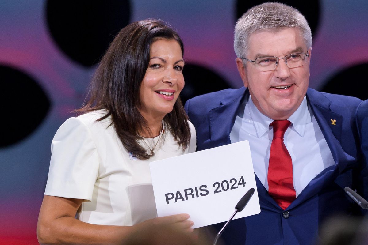 Anne Hidalgo, Párizs polgármestere és Thomas Bach, a Nemzetközi Olimpiai Bizottság elnöke az olimpiai rendezés jogának odaítélése után (Fotó: AFP)