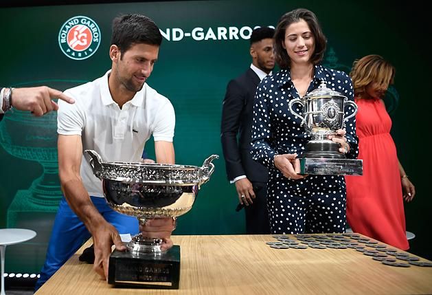 Novak Djokovics és Garbine Muguruza címvédőként érkezett a sorsolásra (Fotó: AFP)