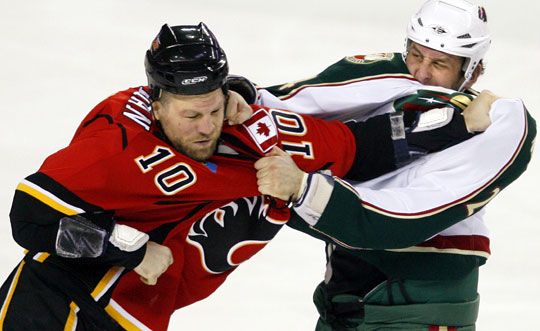 Egy kis bunyó Calagryból: Derek Boogaard (jobbra) és Brian McGrattan csépeli egymást