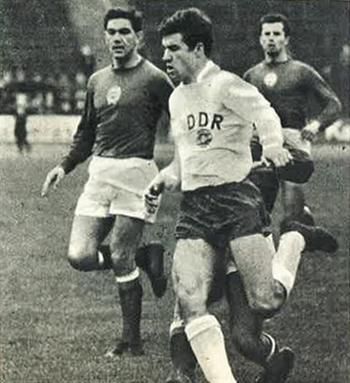 Káposzta (balra) az NDK elleni meccsen 1967-ben Lipcsében