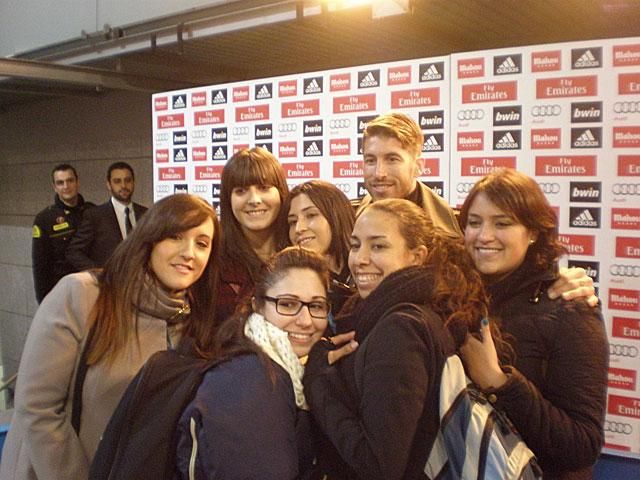 Sergio Ramos fiatal lányok koszorújában is pózolt