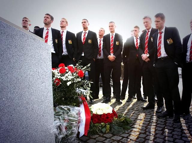 A manchesteriek lerótták kegyeletüket a müncheni emlékműnél (Fotó: Twitter/ Manchester United)