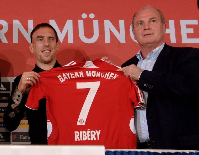 Uli Hoeness büszkén mutatta be a klub új szerzeményét (Forrás: whoateallthepies.tv)