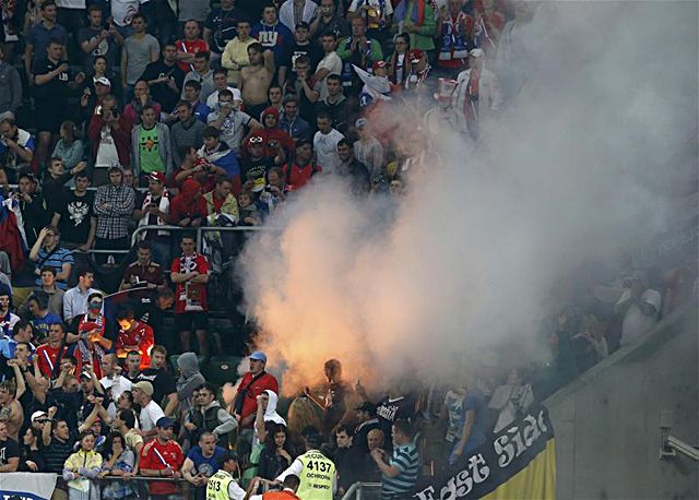 Az orosz szurkolók tűzijátéka nem nyerte el az UEFA tetszését (Fotó: Action Images)