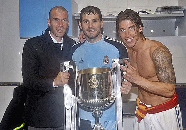 Zinadine Zidane is lement a régi pajtásokhoz: itt Casillasszal és Ramosszal pózol (Fotó: Marca)