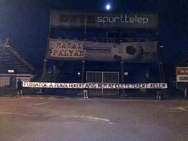 A diósgyőri szurkolók kemény szavakkal üzentek a játékosoknak (Fotó: Facebook/Hungarian Fanatics)