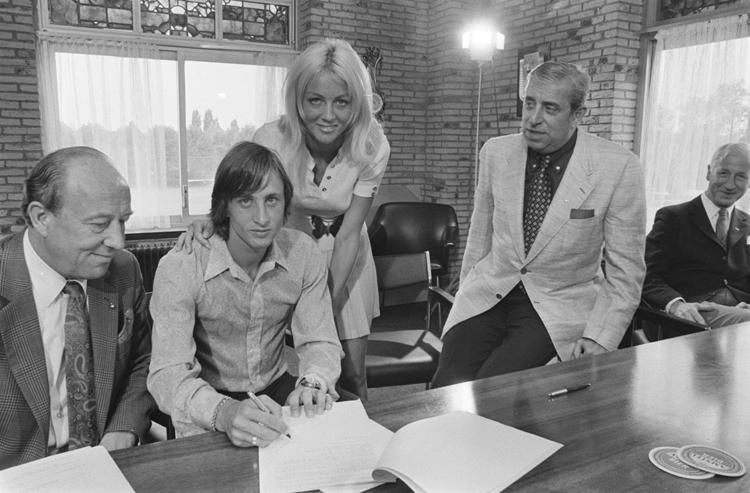 Johann Cruyff itt éppen aláír az Ajaxhoz 1971-ben, felesége, Danny Coster társaságában (forrás: ua-football.com)
