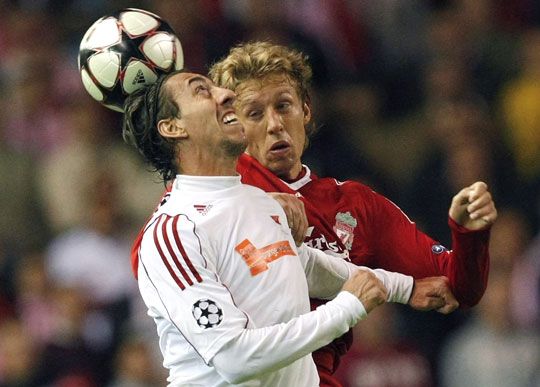 Leandro (elöl) és a Debrecen keményen küzdött a Liverpool ellen (Fotó: Reuters)