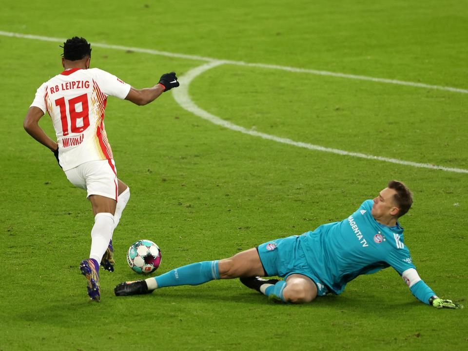 Az első gól előtti pillanat: Nkunku eltolja a labdát Neuer mellett (Fotó: AFP)