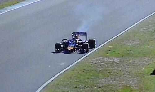 A pálya videorendszerének képén látható Ricciardo füstölő Red Bull-Renault-ja