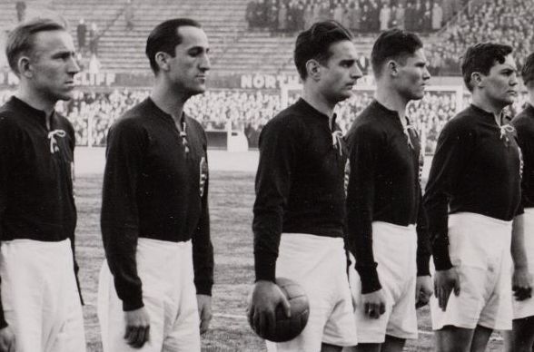 A magyar csapat az 1939-es meccs előtt. Labdával a kezében Zsengellér, mellette balról Lázár, jobbról Turay. (Ringier/archiv)