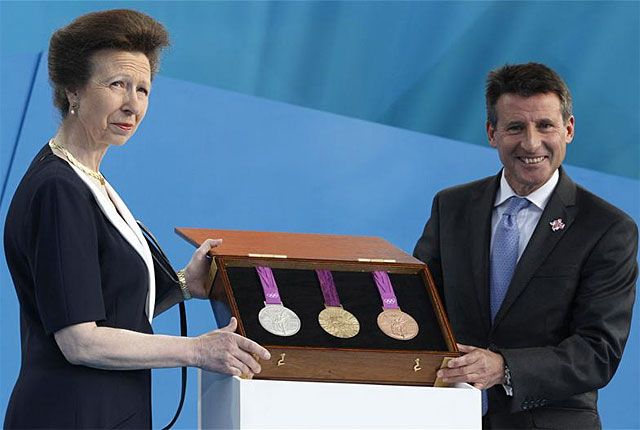 Anna hercegnő és a szervező bizottság elnöke, Lord Sebastian Coe bemutatja az érmeket (Fotó: Aciton Images)