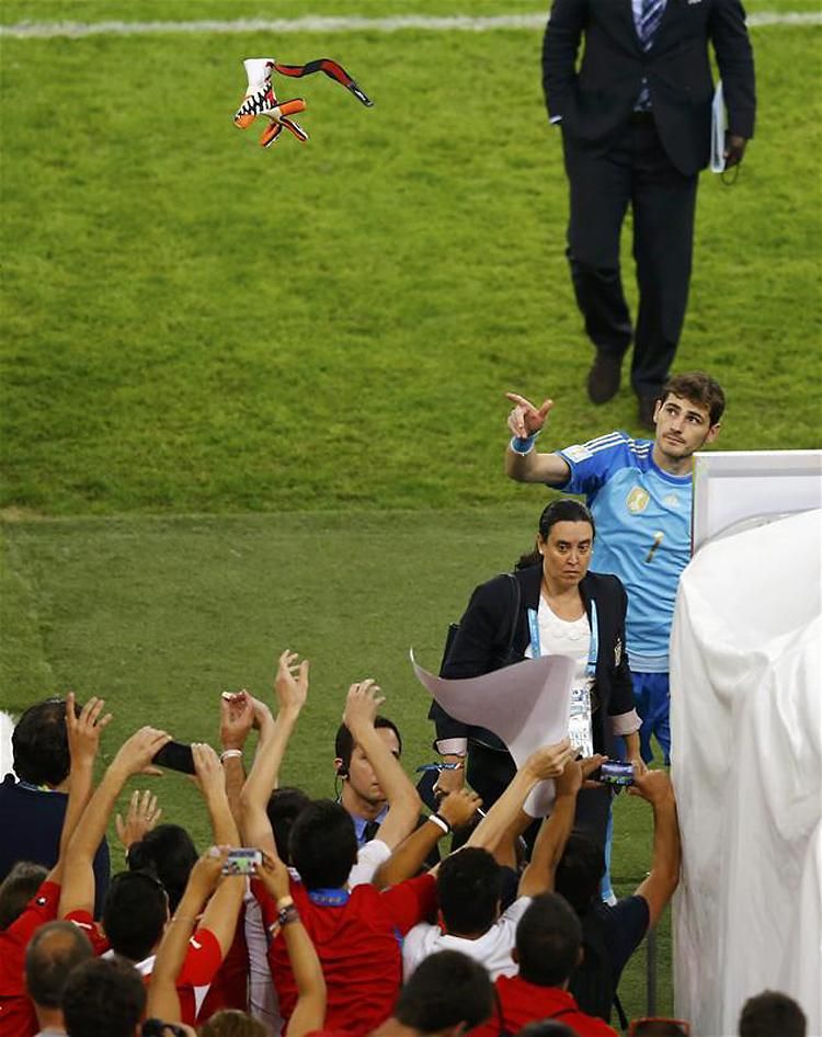 Iker Casillas nem gyakran válik meg ilyen szomorúan a kesztyűjétől