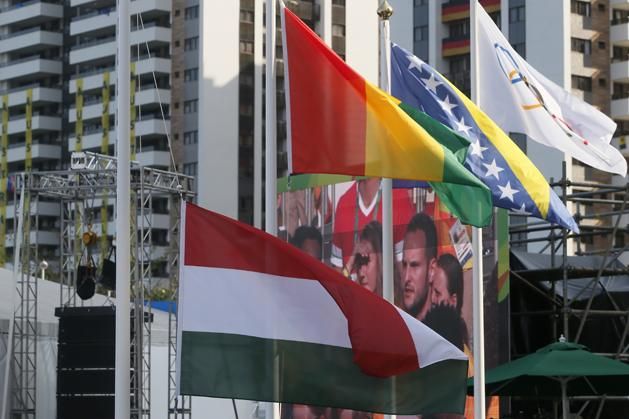 Felvonták a magyar zászlót