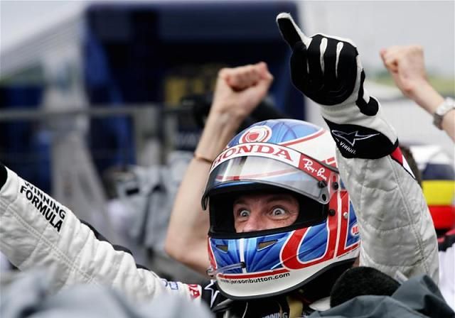 Jenson Button eksztázisban a 2006-os győzelme után