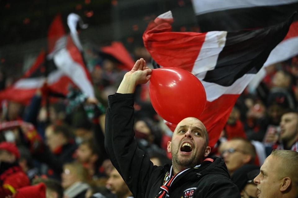 A Leverkusen-drukkerek ünnepelhettek a végén (Fotó: AFP)