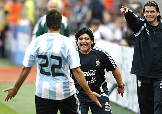 Maradona üdvözli gólja után Dátolót (Fotó: Reuters)