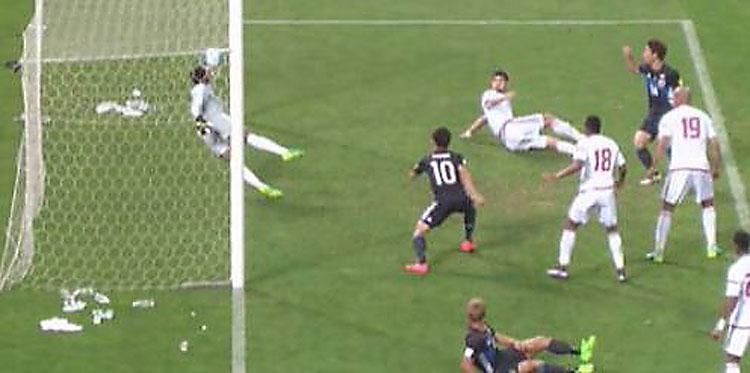 A meg nem adott japán gól – a labda túl a gólvonalon (Fotó: AS, Twitter)