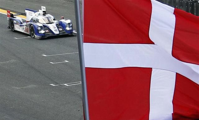 Félárbocon a dán zászló az elhunyt Allan Simonsen emlékére (Fotó: Reuters)