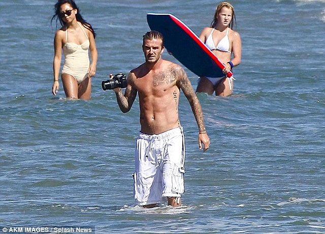 A két lány jókor ment le a strandra (Fotó: Splash News / Daily Mail)