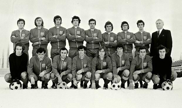 A BVSC futballcsapata a Szőnyi úton a hetvenes évek elején. A hosszú hajú Törőcsik András a guggoló sorban balról az ötödik, az álló sor bal szélén pedig az együttes akkori fiatal vezetőedzője, Mezey György látható (Fotó: Farkas József)