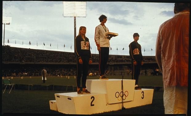 1968, Mexikóváros: két ausztrál, Boyle és Lamy között Szewinska, a 200 méter bajnoka (Fotó: Getty Images)