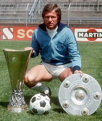 Jupp Heynckes a salátástállal és 
az UEFA-kupával 1975 nyarán (Fotó: Imago Images)