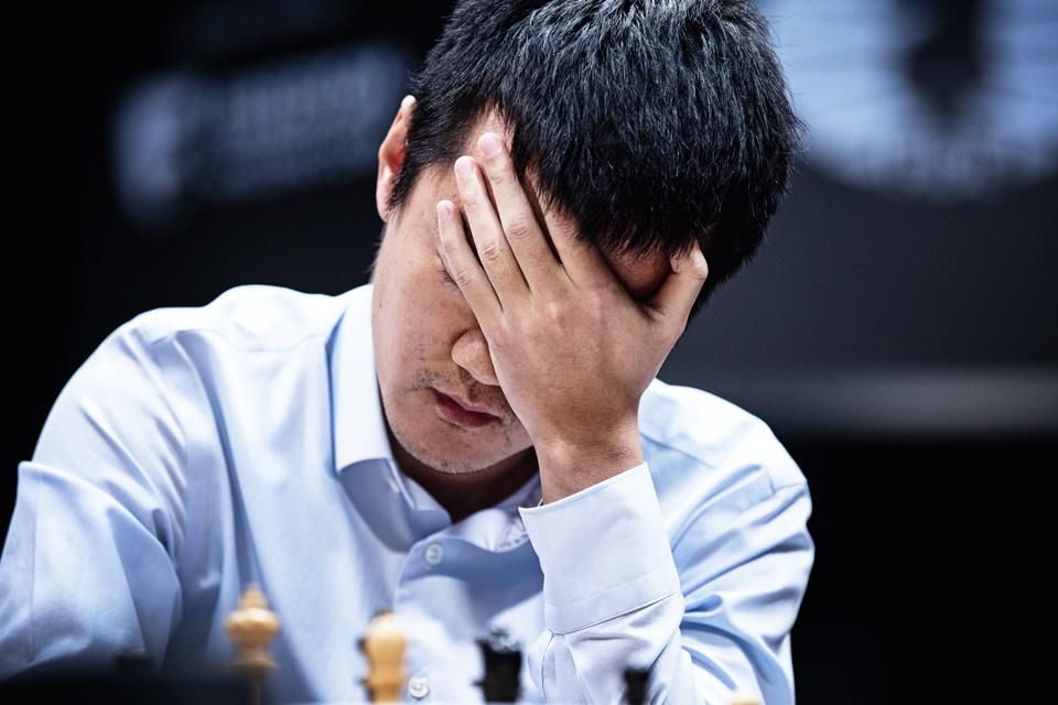 Rögtön azután, hogy Jan Nyepomnyascsij feladta a negyedik rapid játszmát, és ezzel világbajnok lett (Fotó: FIDE)