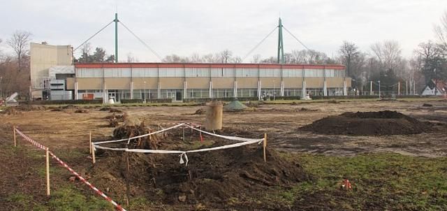 ..., de a hírek szerint októberre a Magvassy-csarnok mellett állni fog az új Aréna... (Fotó: kisalfold.hu)