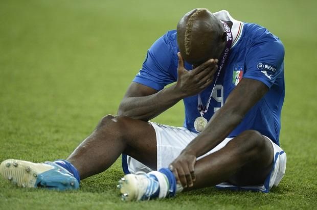 A döntőbeli csapást az addig jól játszó Mario Balotelli is a szívére vette (Fotó: AFP)