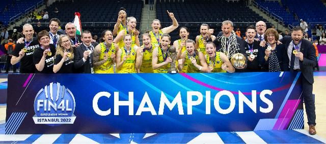 A Sopron Basket női együttese első magyar csapatként vehette át az Euroliga győztesét megillető trófeát (Fotó: MTI)