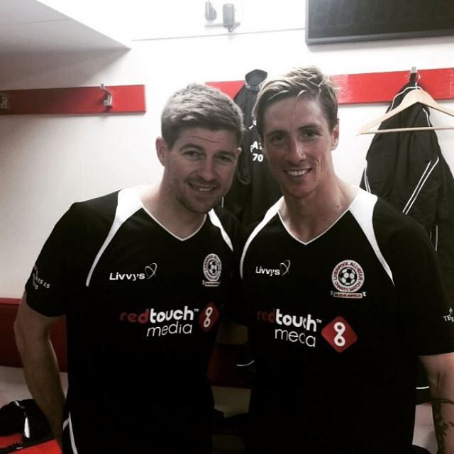 Torres és a „főnök”, Steven Gerrard (Forrás: facebook.com/Torres?fref=ts)