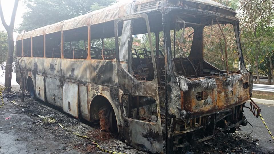 A brazilokat ért sokk szimbóluma ez a kiégett busz (Fotó: Marosi Gergely)