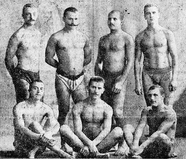 Első bajnokcsapatunk (1904), a Balaton UE (balról jobbra): Gräfl Ö., Balatoni, Szaszovszky, Karkas (állnak), Kéler, Jónás, Anderlik (ülnek)