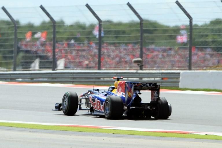 Vettel 2010-es defektje Silverstone-ban, még Red Bull-lal (Fotó: AFP)
