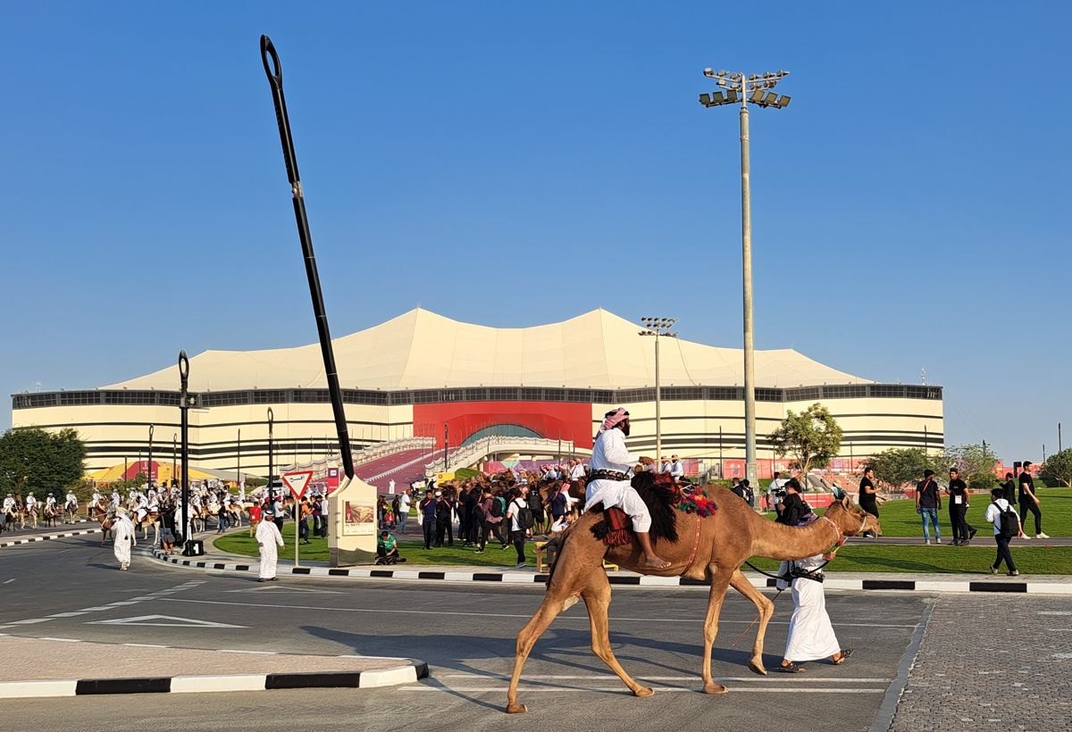 Nemcsak szurkolók, tevék is feltűntek a nyitómérkőzésnek otthont adó al-Bajt Stadionnál