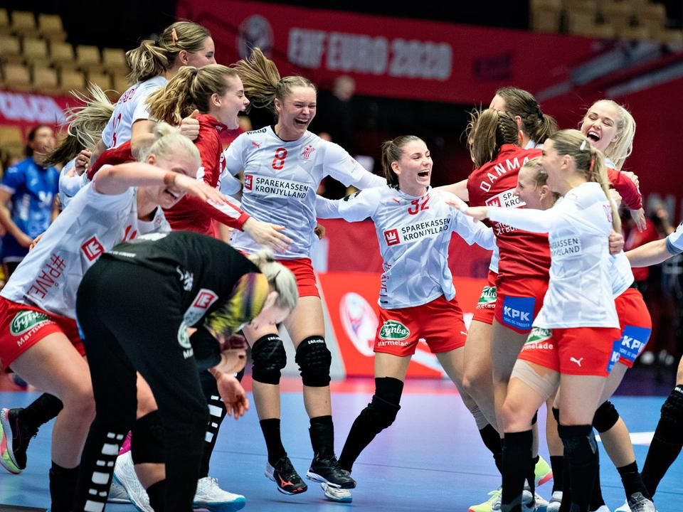 Ünnepelnek Anne Mette Hansenék (8), Dánia bejutott az elődöntőbe (Fotó: AFP)
