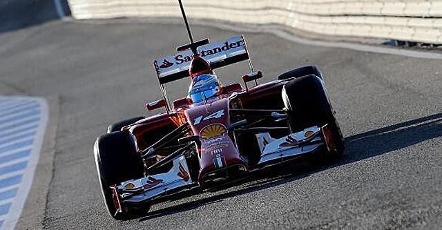 Fernando Alonso autója korábban leállt a pályán, de azóta visszatért, és gyors kört futott (Fotó: Twitter/InsideFerrari)