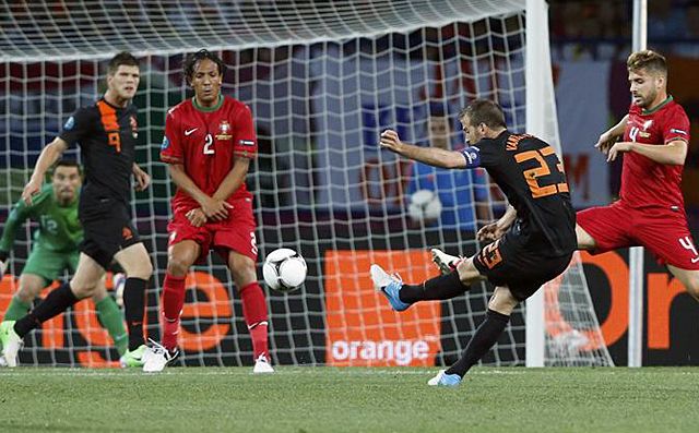 Van der Vaart a tizenhatoson kívülről lőtt gólt Portugáliának (Fotó: Reuters)