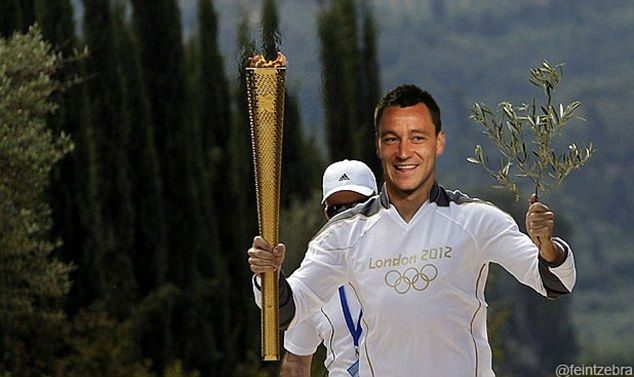 Terry az olimpiai lánggal (Fotó: Daily Mail)