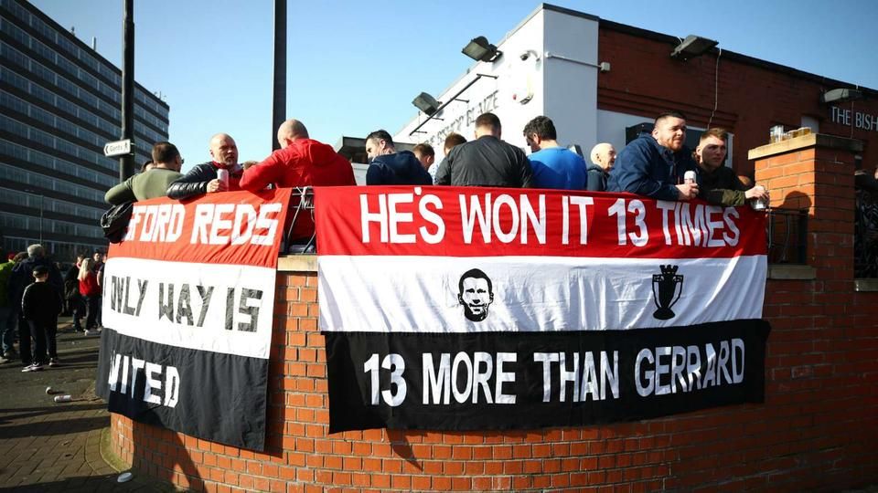 A 2014-ben visszavonult Ryan Giggs előtt tisztelegnek a United-drukkerek, no meg a Liverpoolba rúgnak bele: „tizenháromszoros győztes, tizenhárommal több, mint Gerrard.”