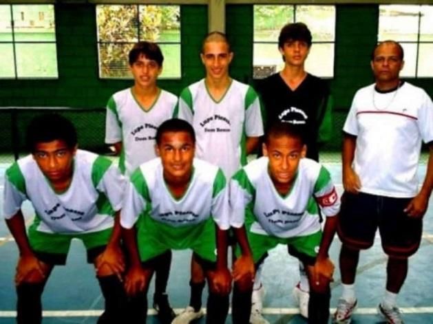 Az iskolai focicsapat: az alsó jobb oldalán a szárnyait bontogató Neymar