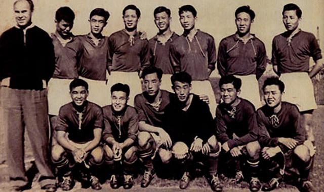 A kép bal szélén álló Ember József irányította a Magyarországon tanuló kínai labdarúgókat