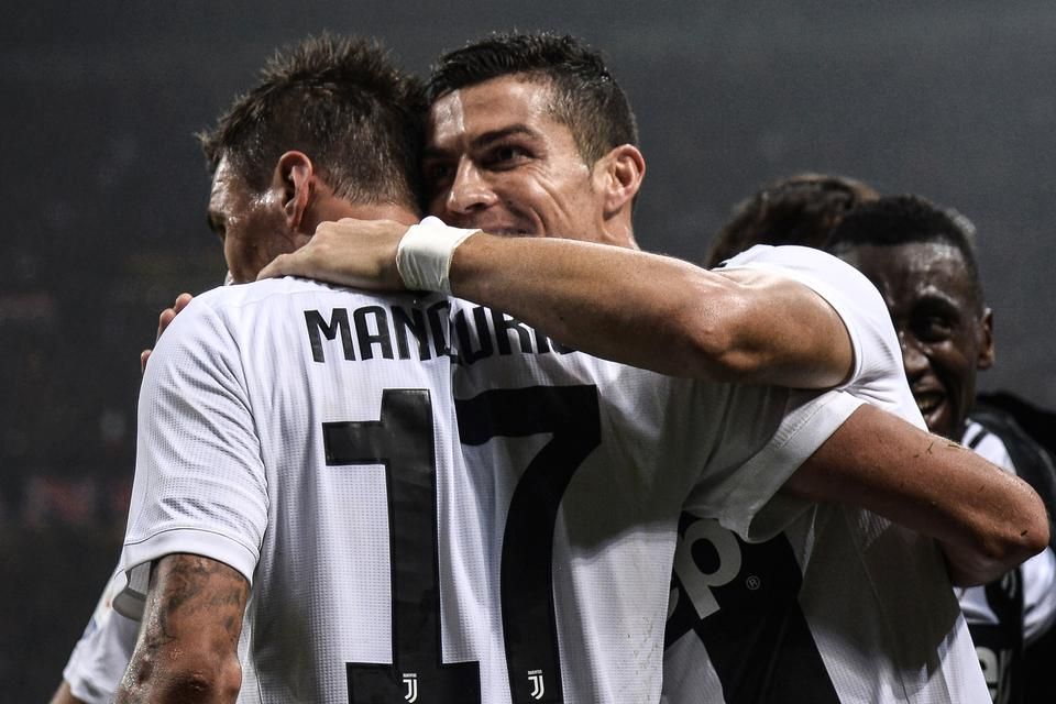 Ronaldo köszönti az első Juve-gól szerzőjét, Mandzukicot (Fotó: AFP)