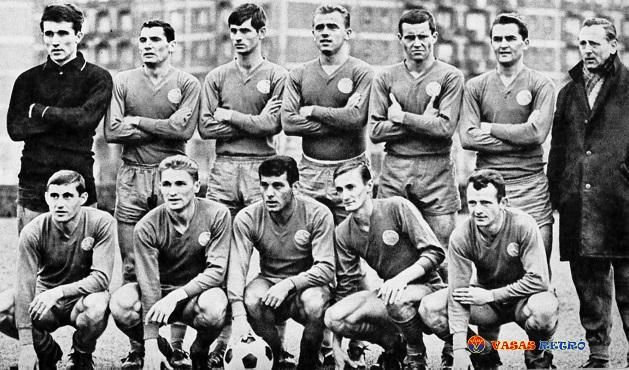 Az 1968-as csapat, elöl a remek csatársor: Molnár, Puskás, Farkas, Fister és Korsós