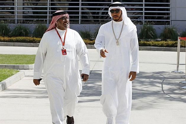 Lewis Hamilton (jobbra) Bahreinben
