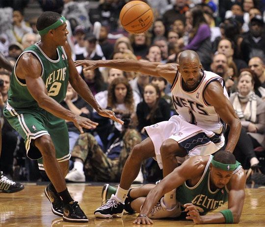 Rafer Alston (Nets) akad fenn a Paul Pierce és Rajon Rondo (mindkettő Celtics) alkotta védőpároson (Fotó: Reuters)